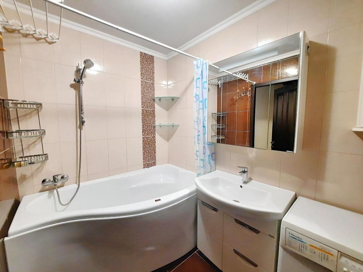 Alex Apartments: Botanical Oasis With 24/7 Self-check-in Poltava